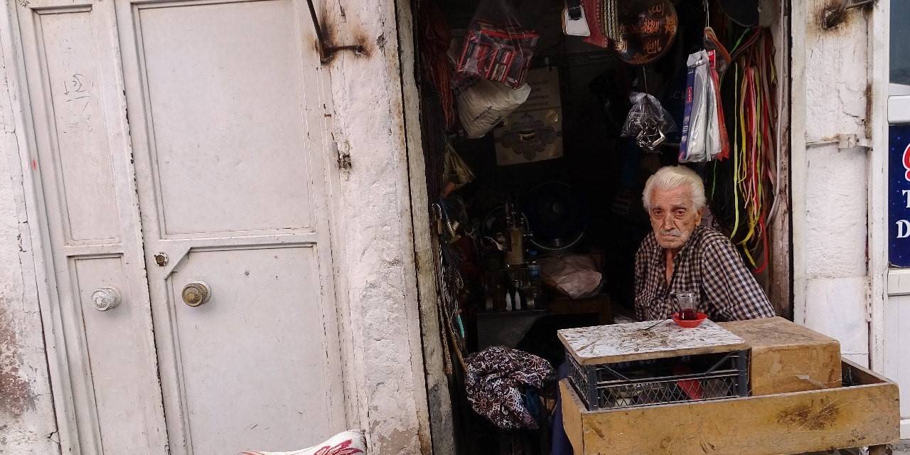 80 Yaşındaki Ayakkabı Ustası İşini 2 Metrekarelik Dükkanda Sürdürüyor