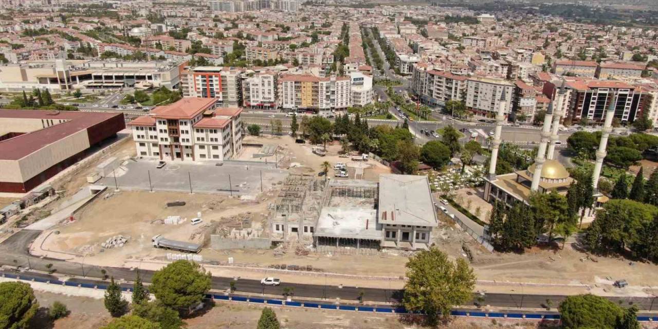 Yunusemre’nin ’100. Yıl Meydanı’ Projesi İnşaatı Devam Ediyor