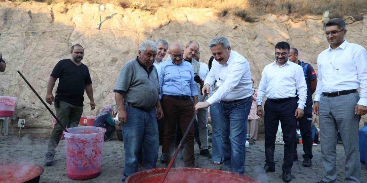 Salça Günlerinde Vatandaşlar Hem Salça Kaynatıyor, Hem Kaynaşıyor