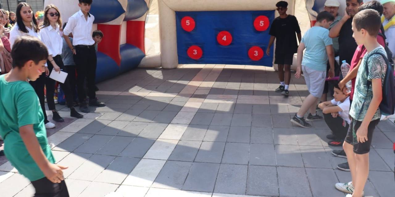 Türkiye Futbol Federasyonunun Valilik Önünde Düzenlediği Etkinliğe Yüzlerce Genç Katıldı