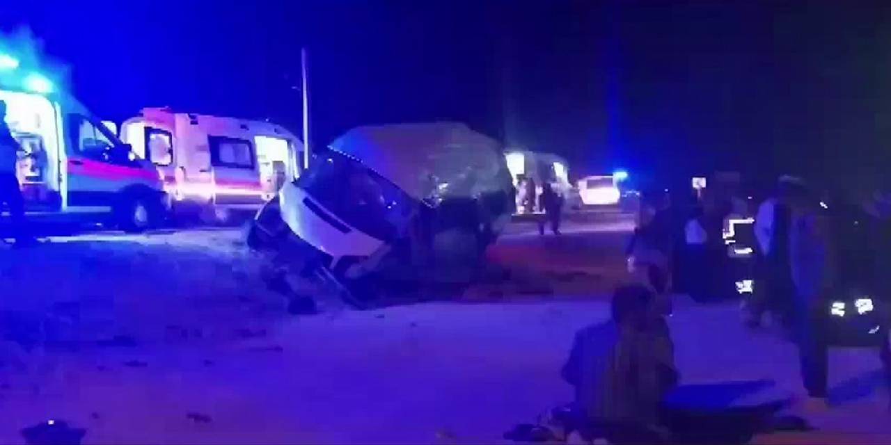 Tarım İşçilerini Taşıyan Minibüs Kaza Yaptı: 8 Yaralı