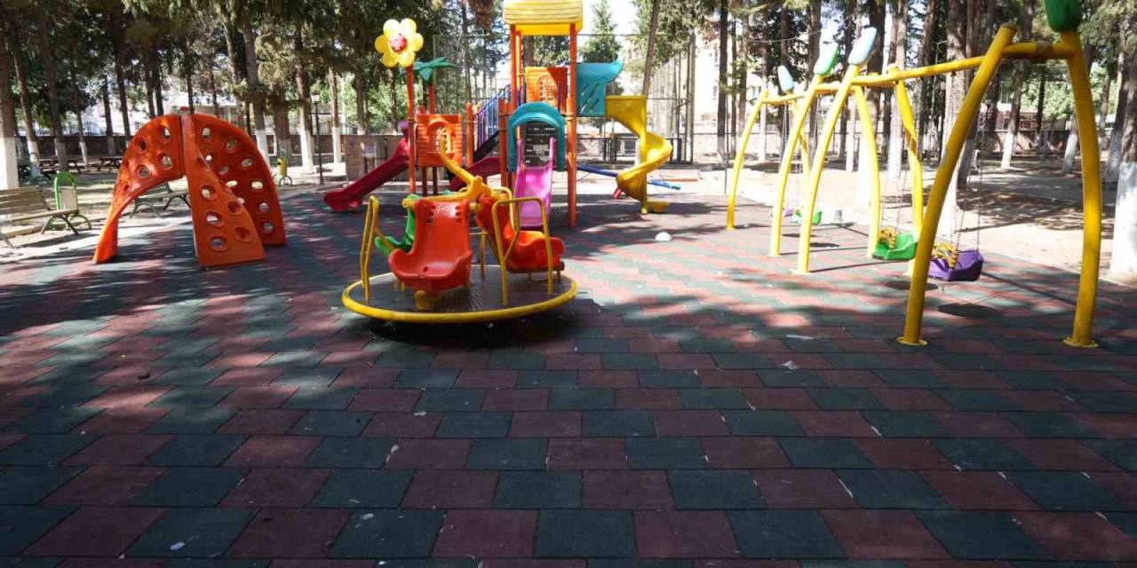 Kent Merkezindeki Çocuk Parklarında Bakım Çalışmaları Devam Ediyor