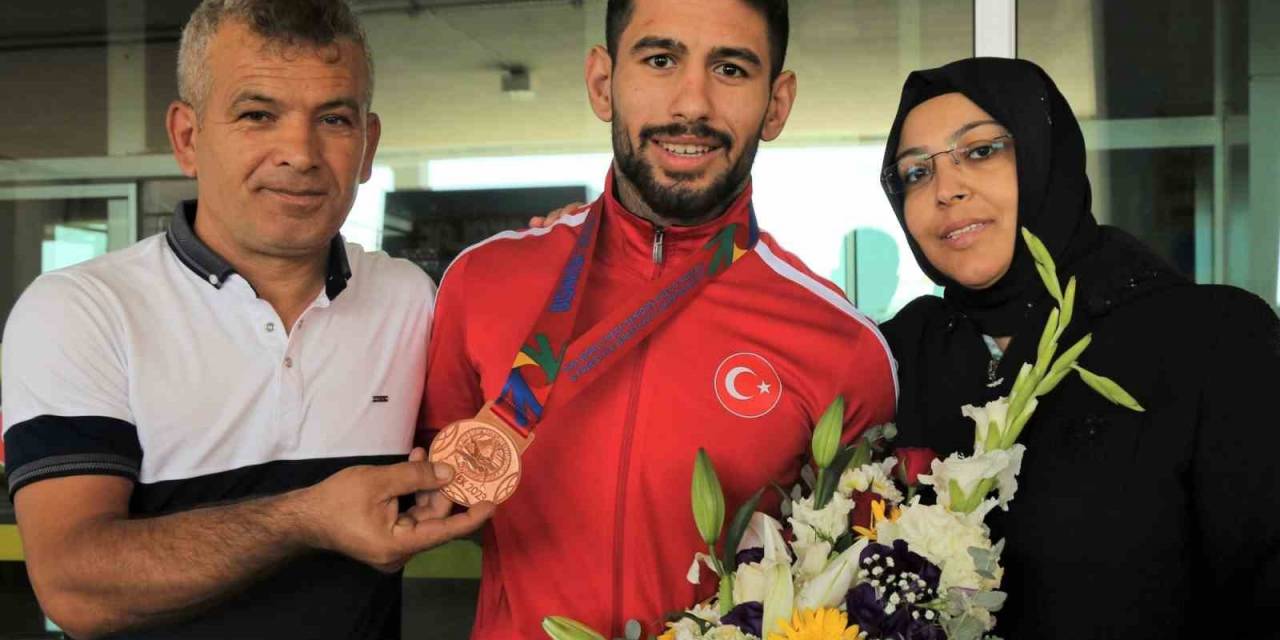 Dünya Üçüncüsü Olan Torku Şeker Sporlu Alihan Bayraktar Yurda Döndü