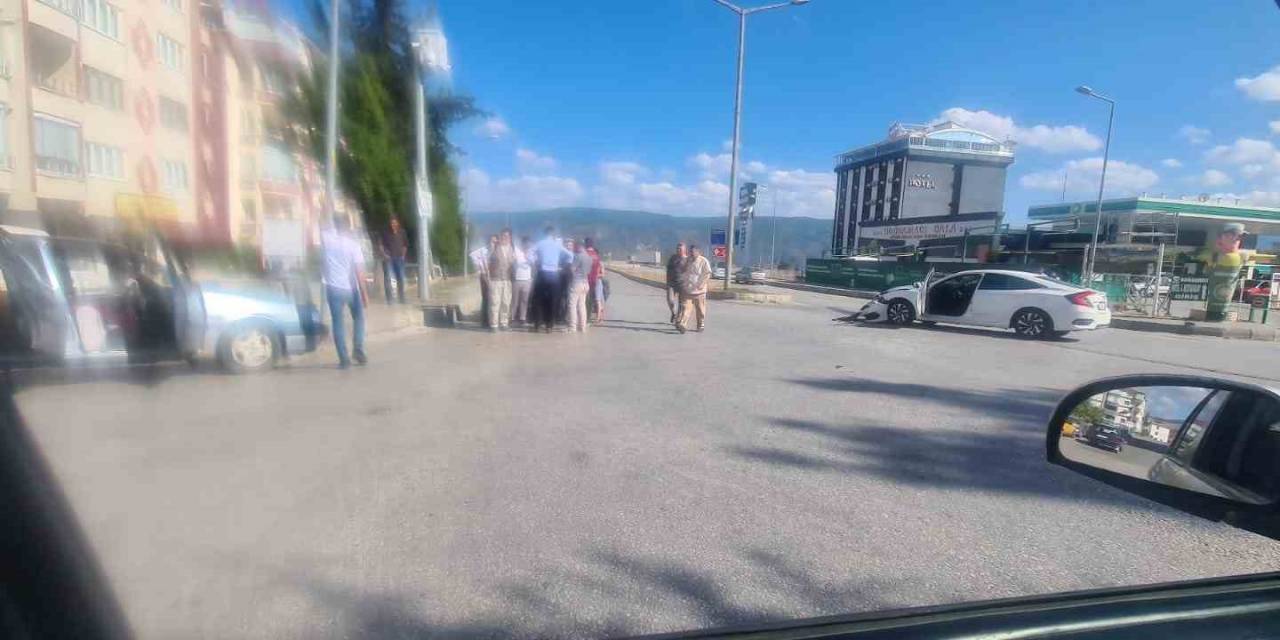 3 Aracın Karıştığı Kazada 1 Kişi Yaralandı