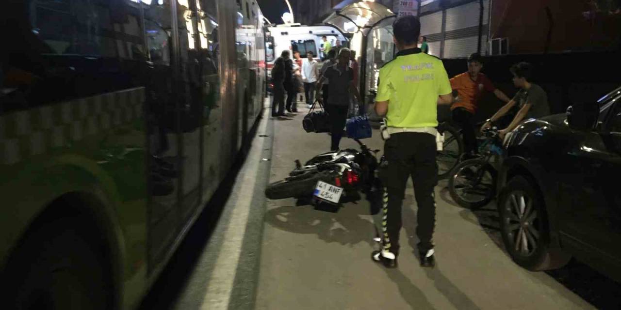 Alkollü Motosiklet Sürücüsü Otobüsten İnen Yolcuya Çarptı: 2 Yaralı