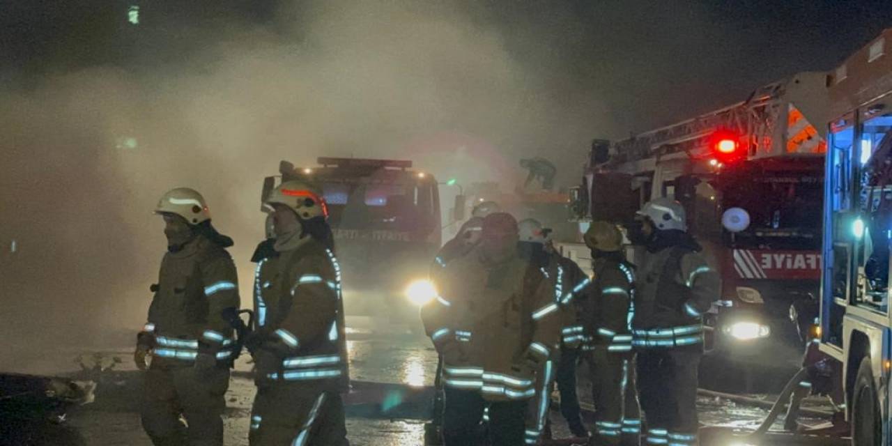 Bağcılar’da Geri Dönüşüm Sahasında Çıkan Yangın Söndürüldü