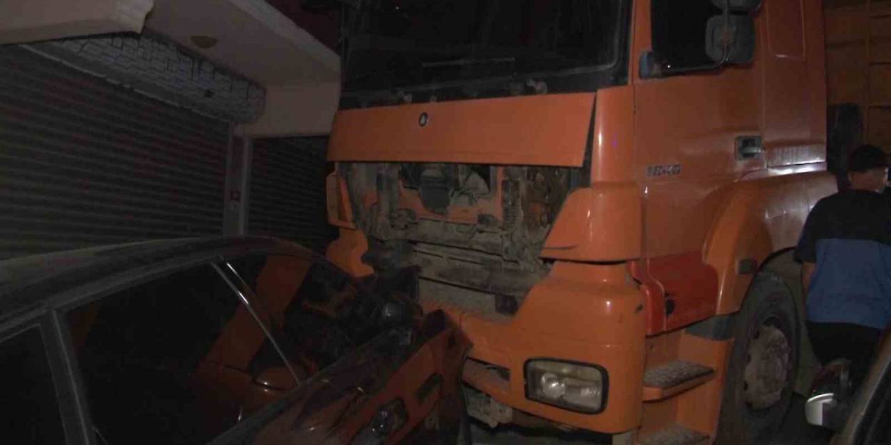 Freni Boşalan Hafriyat Kamyonu 6 Otomobile Çarparak Durabildi