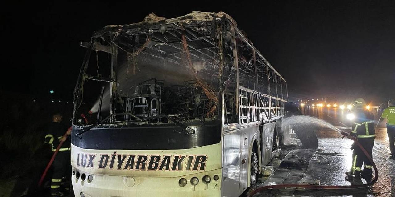 Osmaniye’de Seyir Halindeki Yolcu Otobüsü Yandı