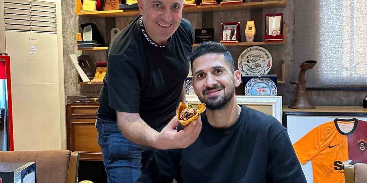 Adana Demirsporlu Emre Akbaba’nın Boru Kebap Keyfi