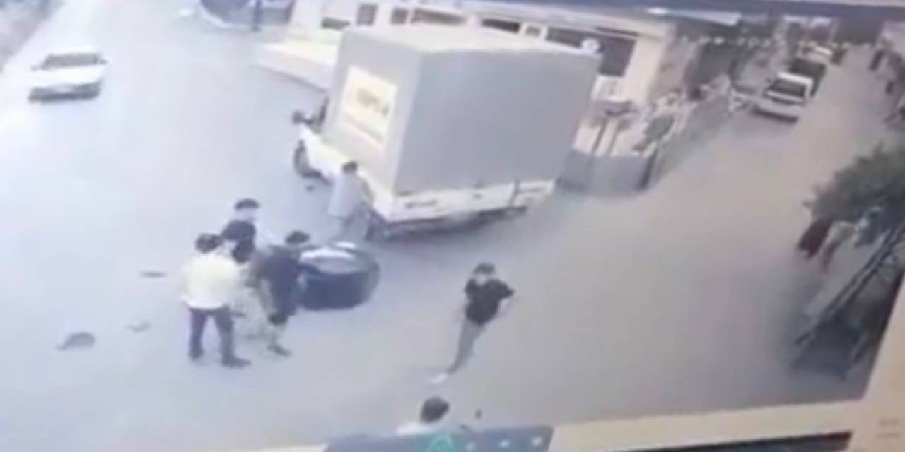 Kamyonete Çarpan Motosikletli Ve Arkadaşı Böyle Savruldu