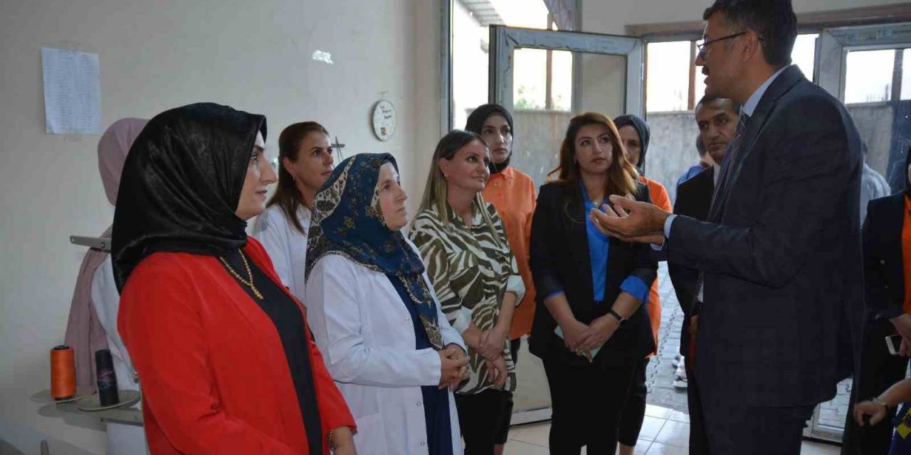 Vali Çelik: "Her Eser Hakkari’den Bir Parça Barındırıyor"