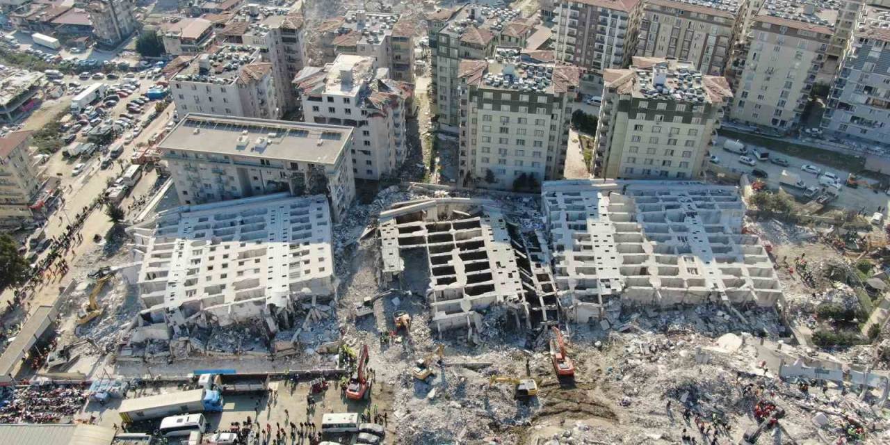 ‘Cennetten Bir Köşe’ Vaadiyle Satılan Rönesans Rezidans’ta Kayıp 52 Kişinin Aileleri 7 Aydır Umutlu Bir Haber Bekliyor