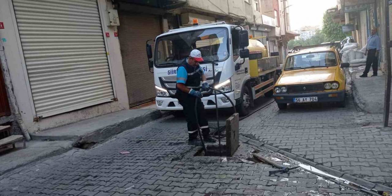 Siirt Belediyesi Ekiplerince Mazgal Ve Rögarlar Temizleniyor