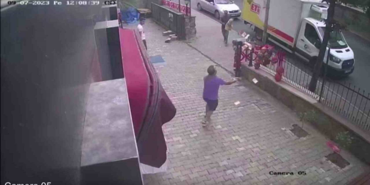 Kartal’da Esnafın Elindeki 10 Bin Euro Rüzgarda Etrafa Saçıldı