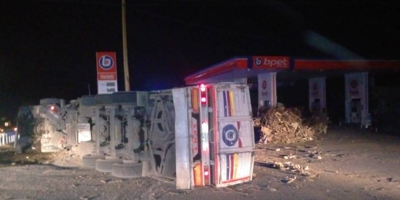 Virajı Alamayan Tır Devrildi: 1 Yaralı