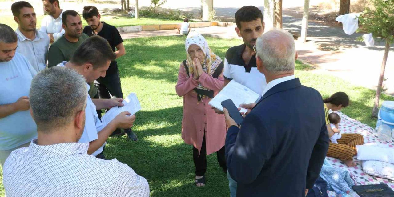 Parkta Kalan 6 Kişilik Aileye Karaköprü Belediyesi Sahip Çıktı