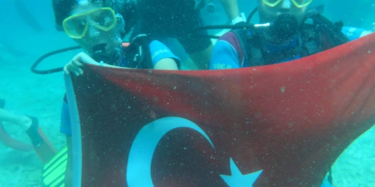 Dalgıçlık Eğitimi Alan Muğlalı Çift Denizin 40 Metre Derinliğinde Türk Bayrağı Açtı