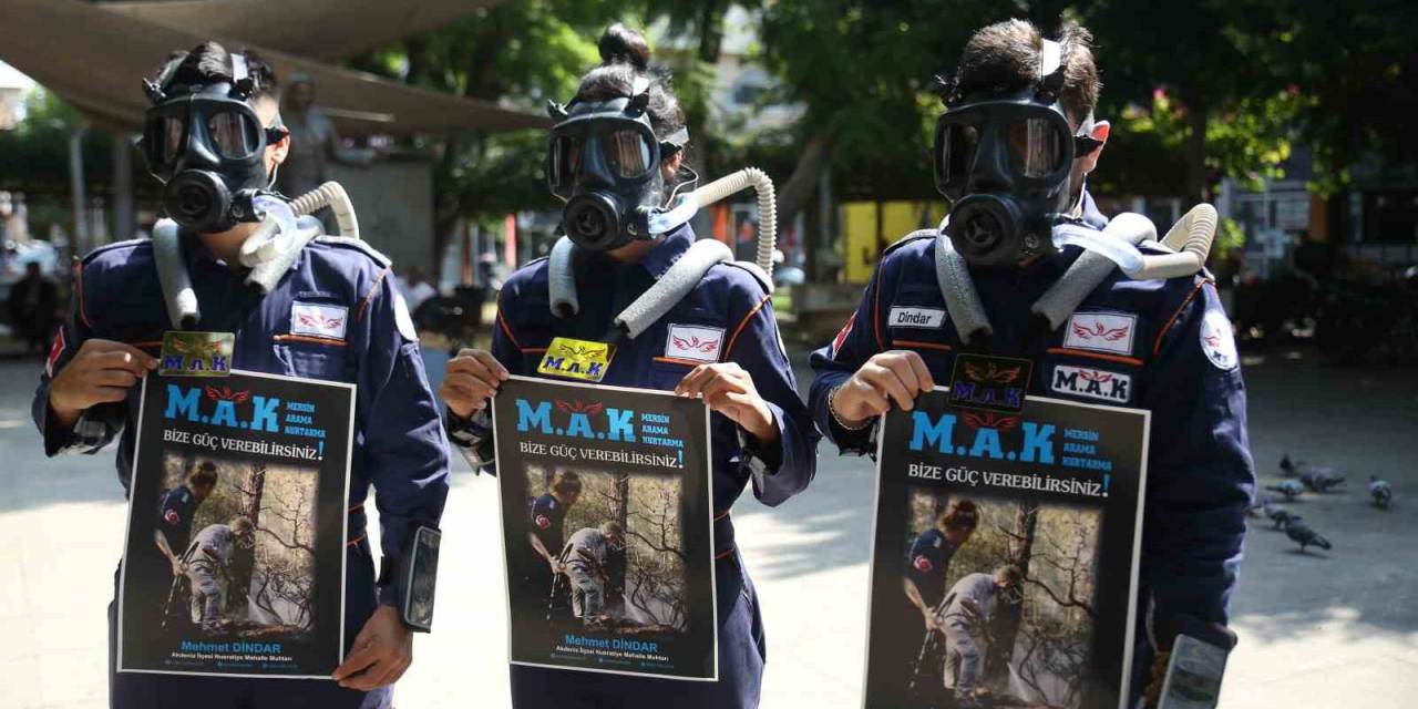 İçinde Çam Ağacı Olan Oksijen Maskesi İle Sokaklarda Tur Attılar