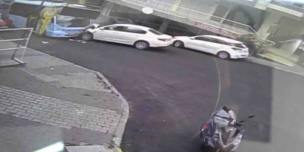 Maltepe’de Otomobil İle Minibüs Çarpıştı: 3 Kişi Yaralandı