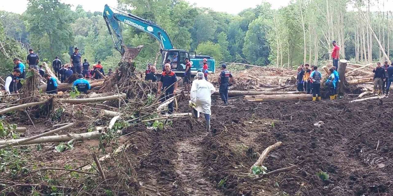 Kırklareli’ndeki Selde Hayatını Kaybeden Öğretmen Çift Denizli’de Toprağa Verildi