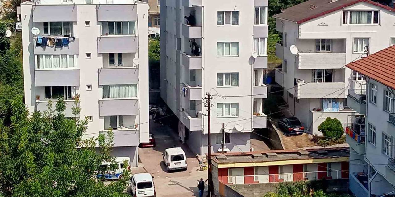Balkondan Düşen Genç Adam Kurtarılamadı