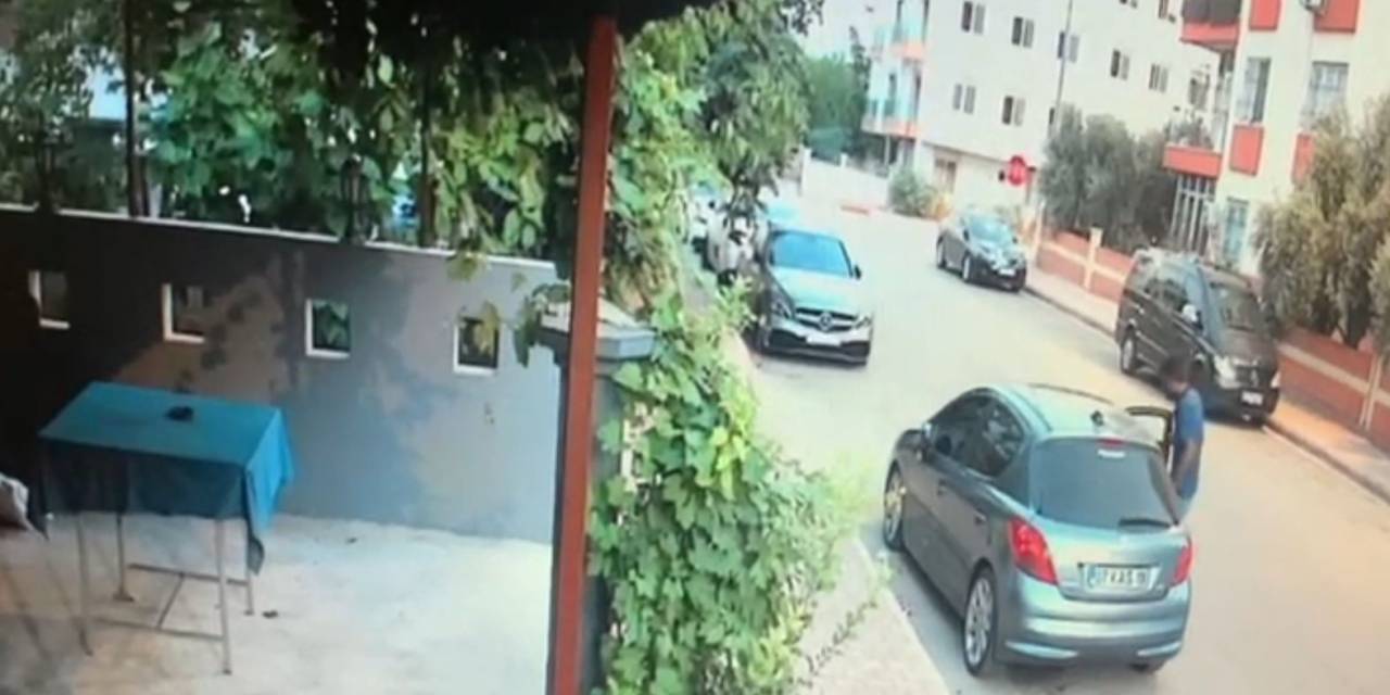 Sigara Dumanı Çıksın Diye Arabasının Camını 3 Santim Açık Bırakan Gence ’bukalemun’ Hırsız Şoku