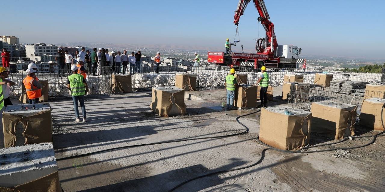 Sismik İzolatörlü Toplu Konut Projesinde İlk İzolatör Montajı Yapıldı