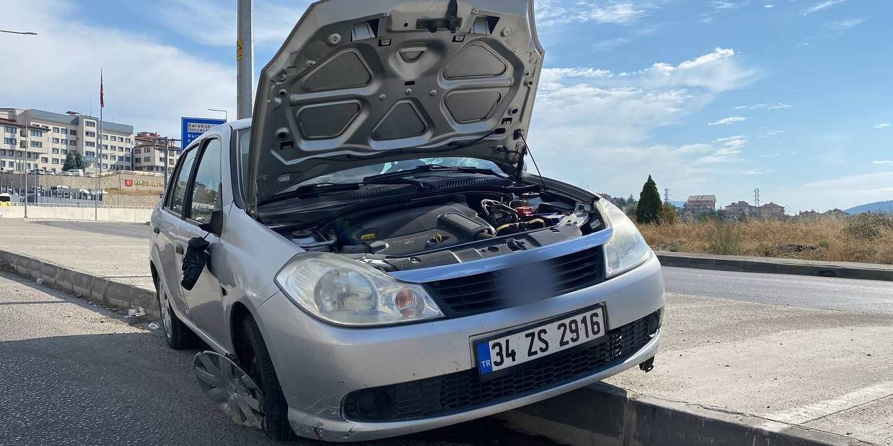 Refüje Çarpan Otomobildeki 2 Kişi Yaralandı