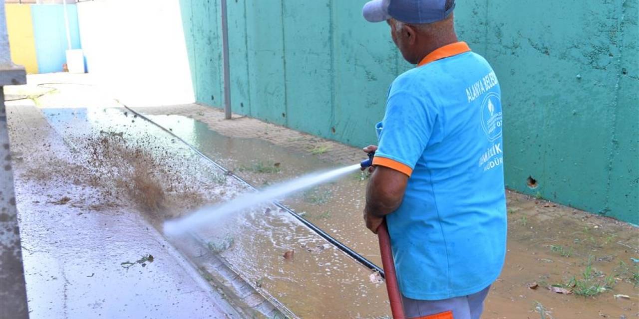 Alanya Belediyesi’nden Okullara Temizlik Desteği