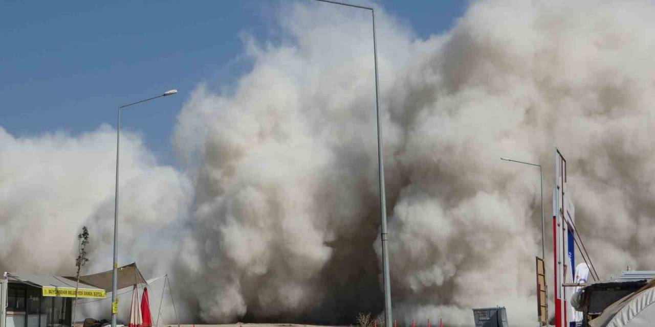 15 Katlı Bina Saniyeler İçinde Patlayıcı İle Yerle Bir Oldu