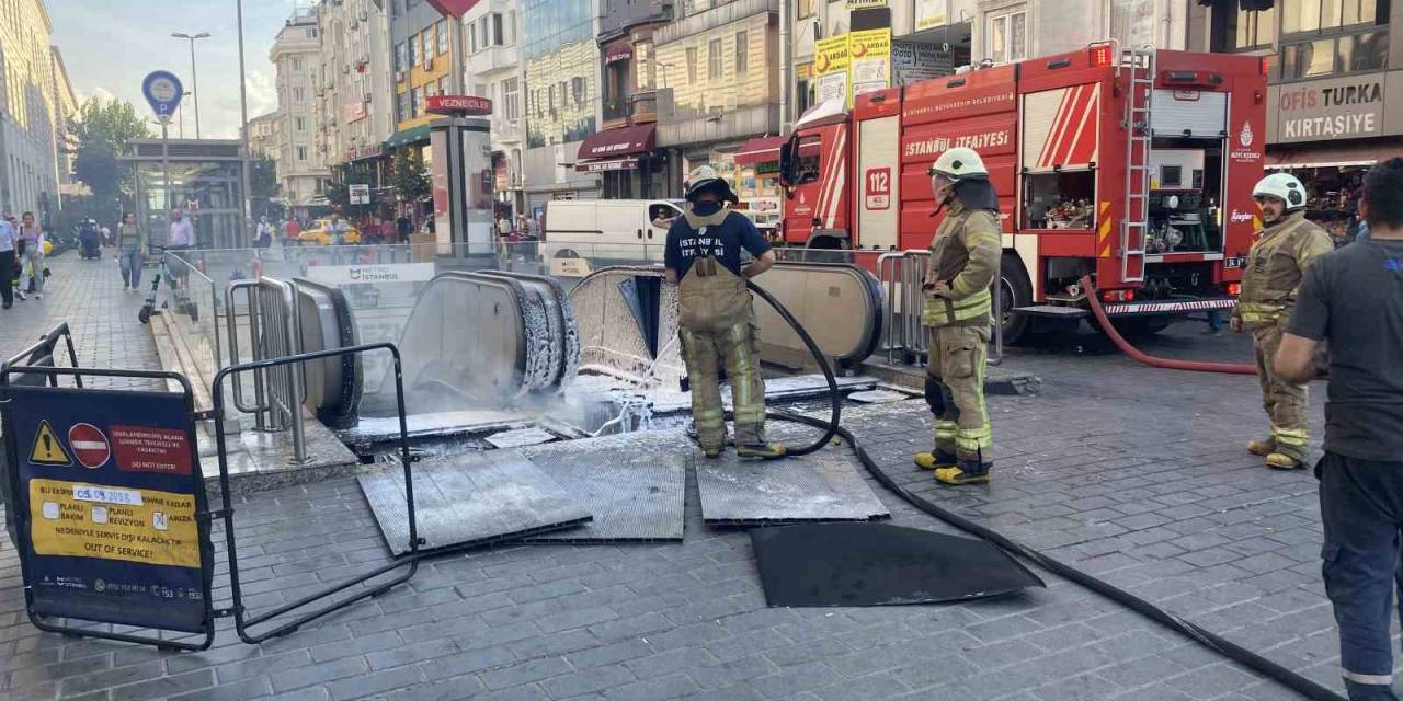 Vezneciler Metro Durağı Yürüyen Merdiveninde Yangın