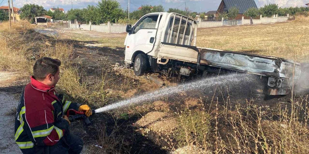 Elektrik Direğine Çarpan Araç Alev Alev Yandı