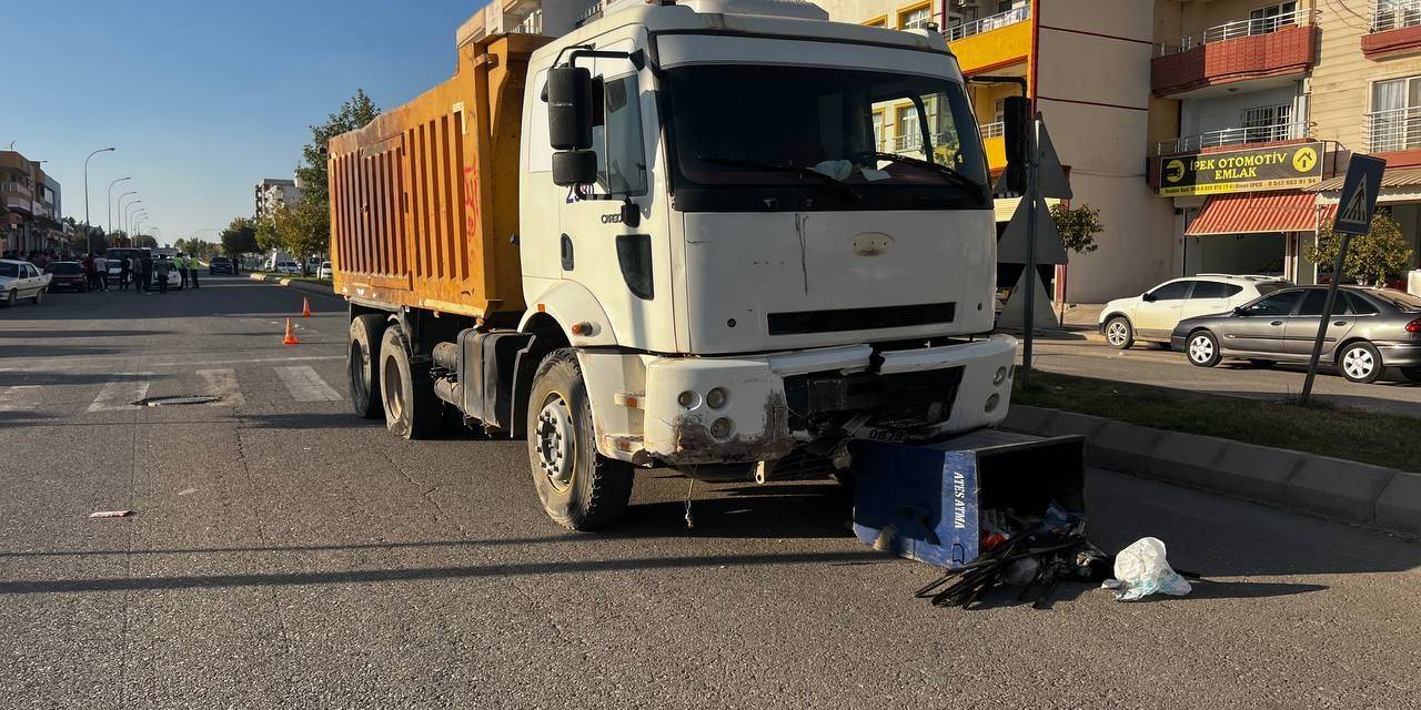 Freni Boşalan Kamyon Araçların Arasına Daldı