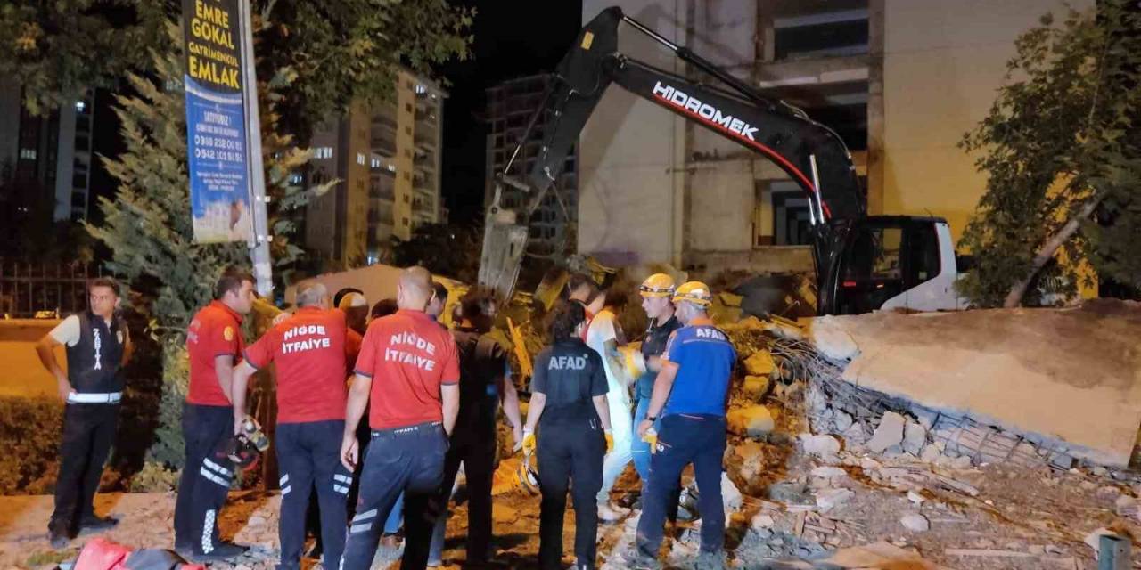 Niğde’de Faciadan Dönüldü: Yıkım Sırasında Yangın Merdiveni Yürüyüş Yoluna Devrildi
