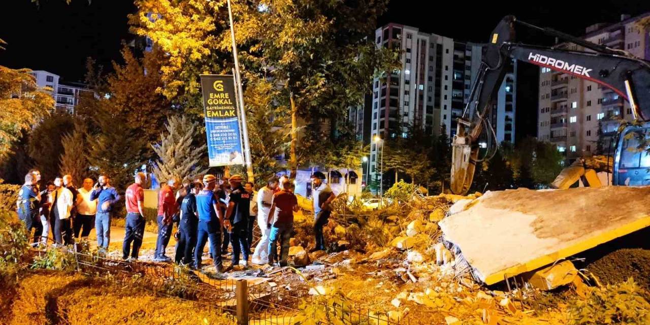 Yıkım Sırasında Duvarın Caddeye Devrildiği Anlar Kamerada