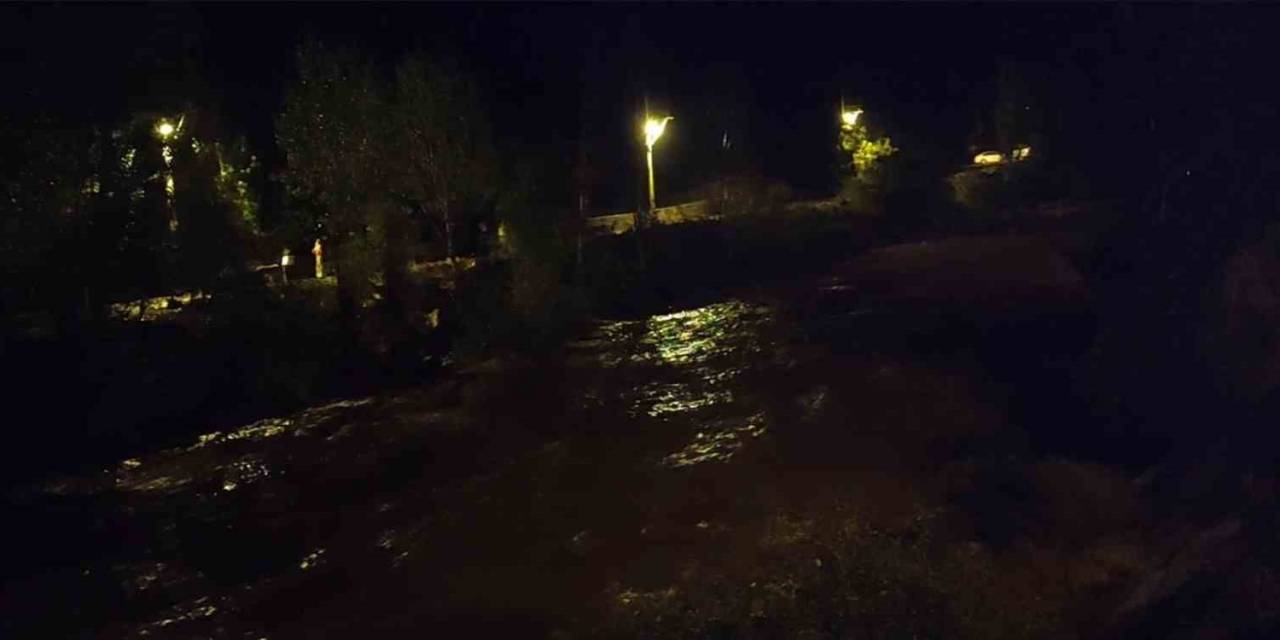 Uzundere’de Sağanak Yağış Korkuttu