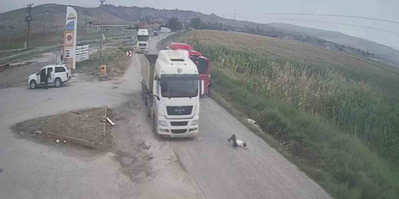 Yolun Karşısına Geçmeye Çalışan Çocuğa Tır Çarptı