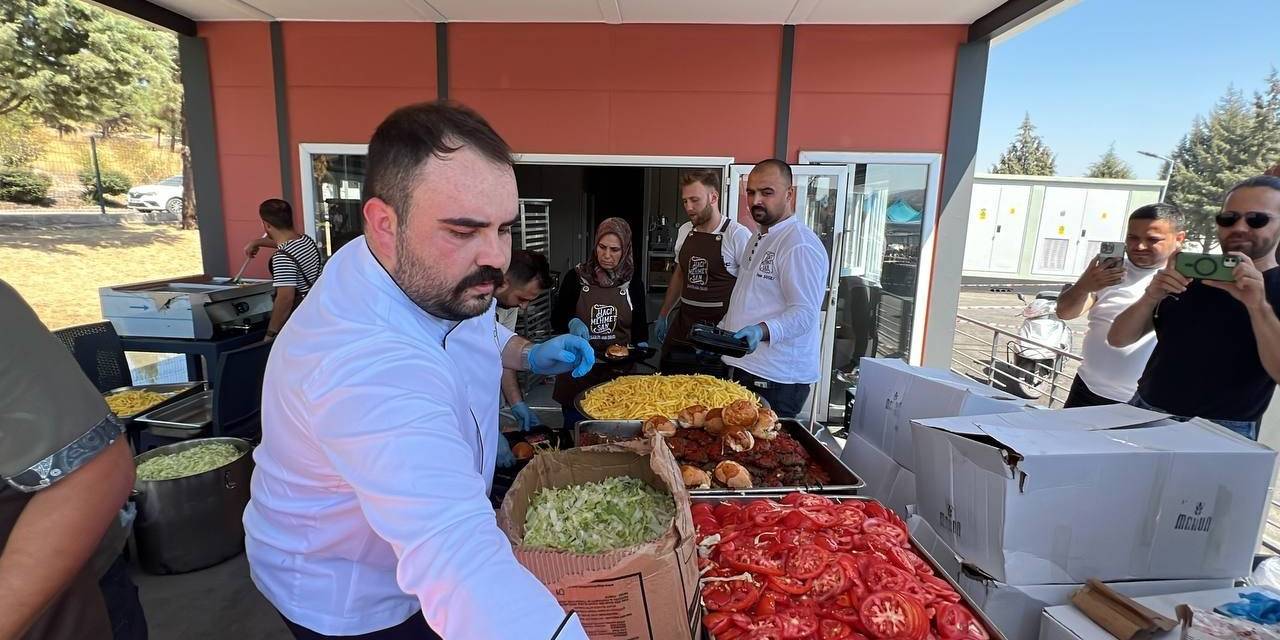 Konteyner Kentte Yaşayan Vatandaşlara Hamburger İkramı