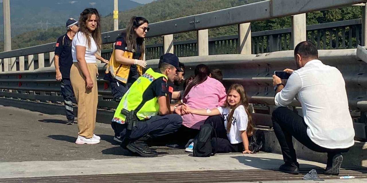 Kazada Yaralanan Küçük Kızı Jandarma Teskin Etti
