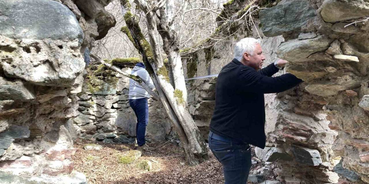 Definecilerin Talan Ettiği Kale Ve Hamam Yok Oluyor