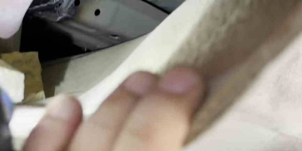 Otomobilin Tavanını Desteklemek İçin Tahta Kullanmışlar