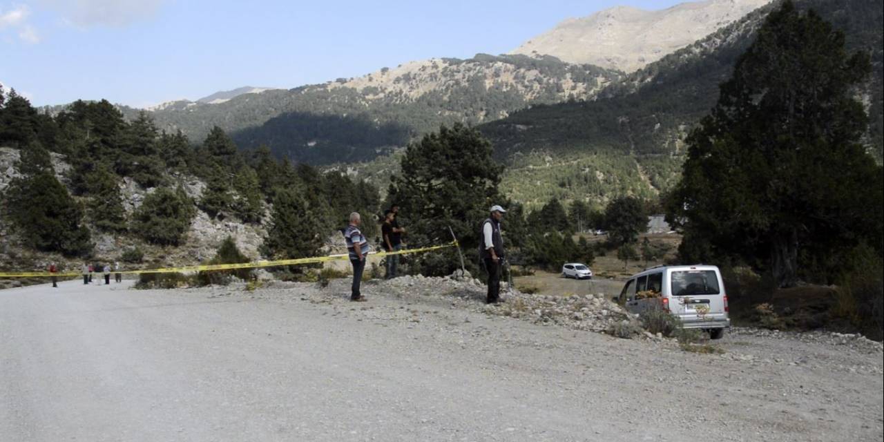 Stablize Yolun Resmiyet Kazanması İçin Tapulu Arazisinden Geçen Karayolunu Kazarak Trafiğe Kapattı