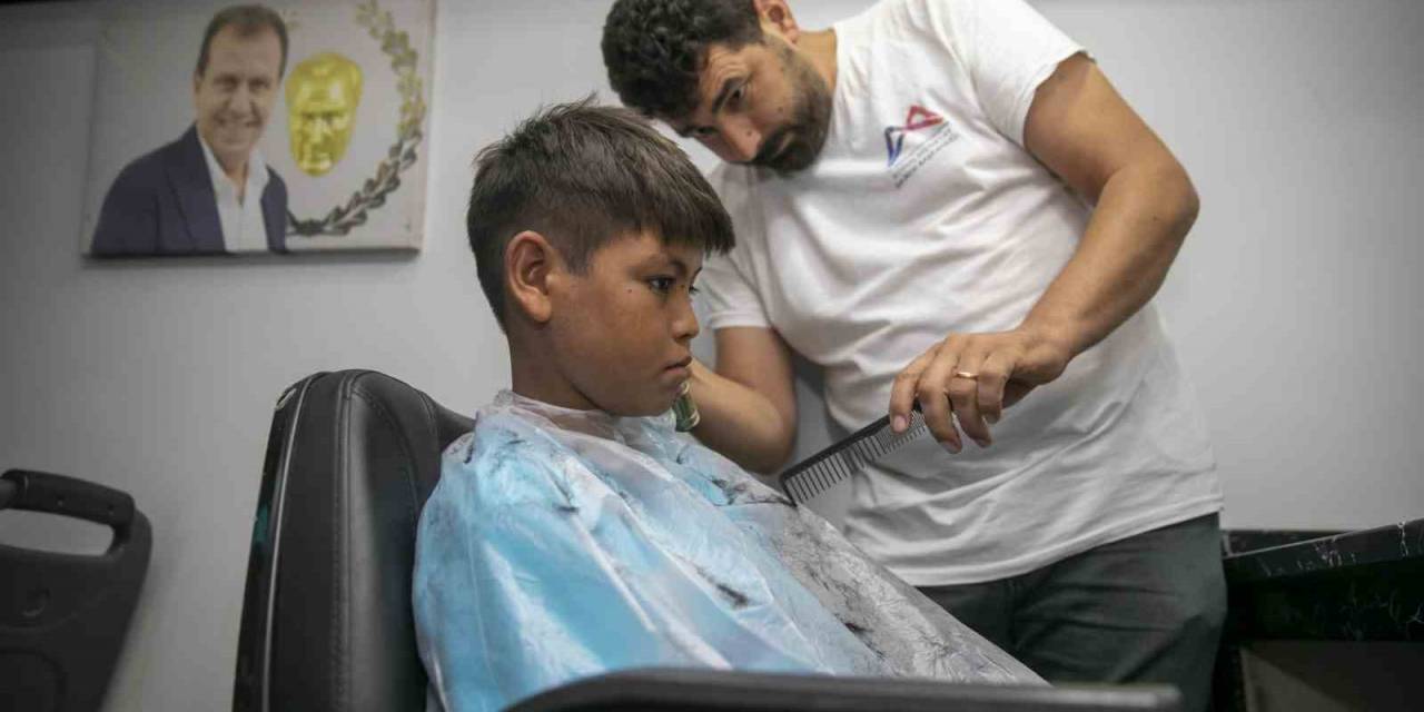 Mobil Kuaför, Mevsimlik İşçilerin Çocuklarına Hizmet Verdi