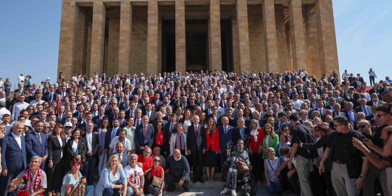 Kılıçdaroğlu, Chp’nin 100’üncü Yıl Etkinlikleri Çerçevesinde Anıtkabir’i Ziyaret Etti