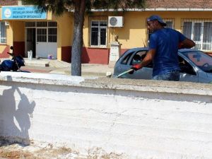 İnşaatçı Öğretmen Tatile Gitmek Yerine Okulu Onarıyor