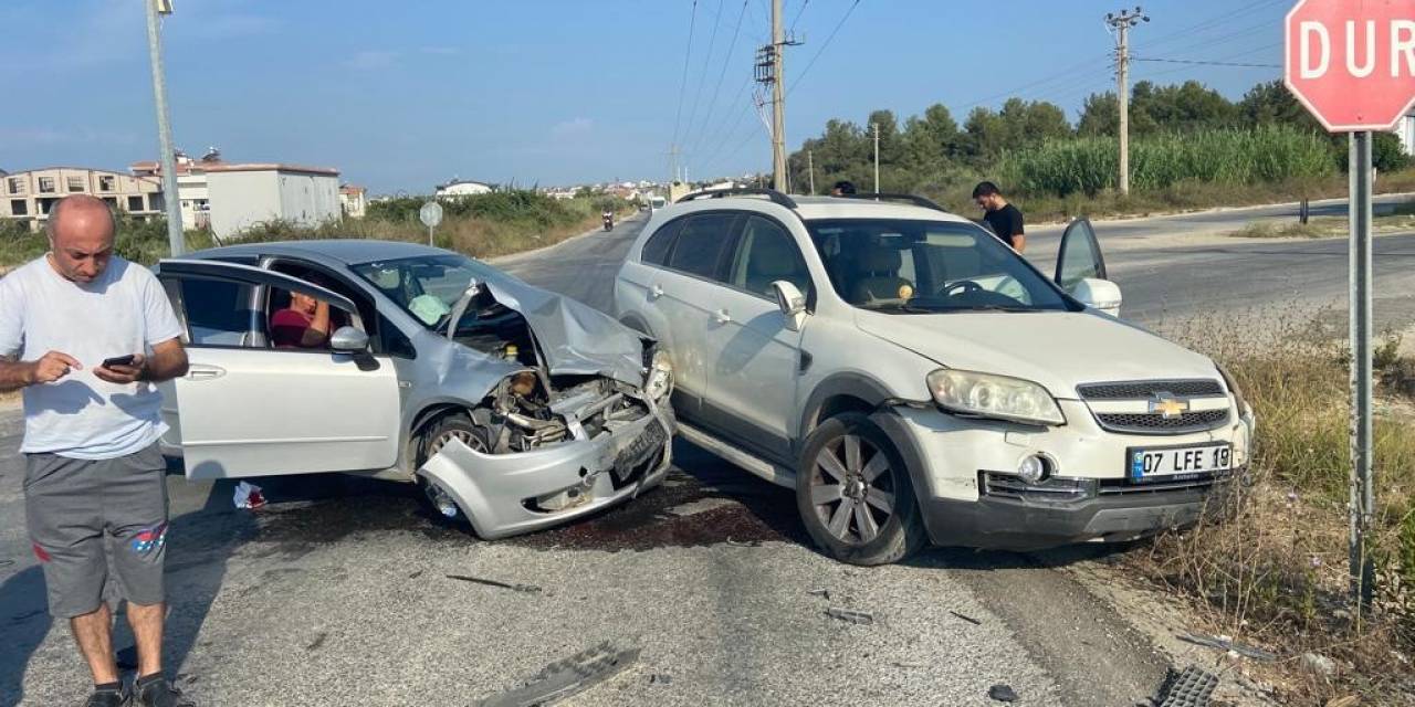Manavgat’ta İki Otomobil Çarpıştı: 1 Yaralı