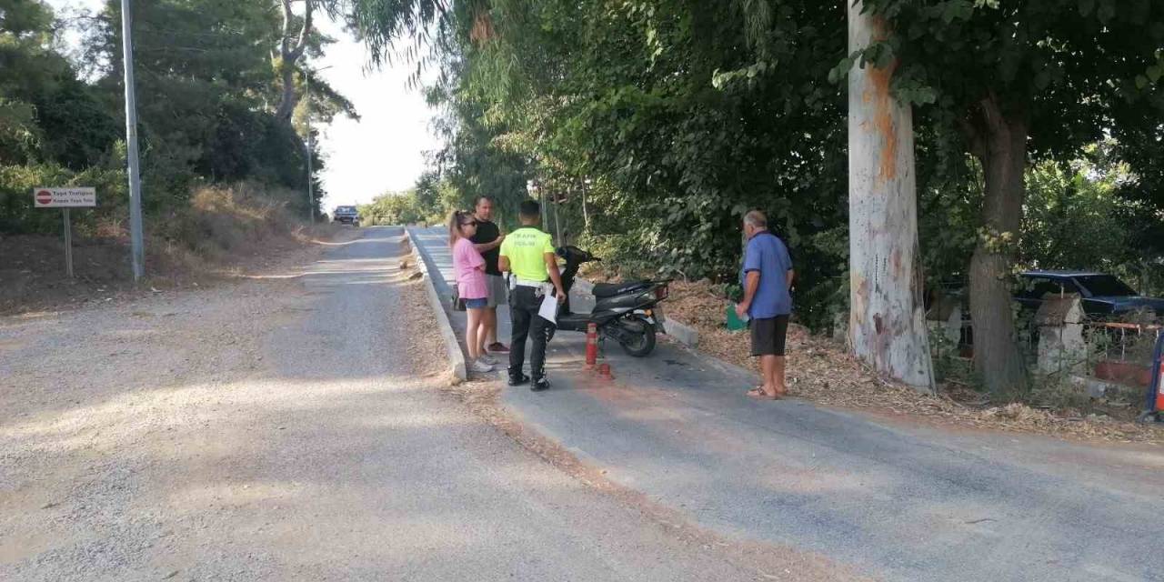 Bisiklet Yolunda Elektrikli Ve Motorlu Bisiklet Kafa Kafaya Çarpıştı: 3 Yaralı