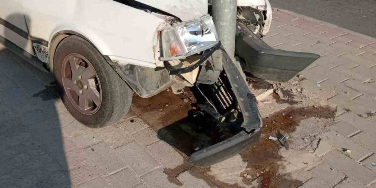 Freni Tutmayan Otomobil Trafik Işıkları Direğine Çarptı: 1 Yaralı