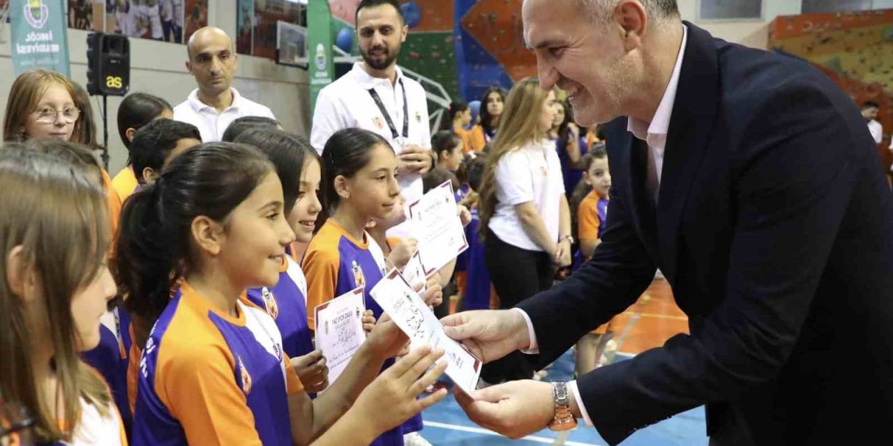 İnegöl Belediyesi Yaz Okulları’nda Öğrenciler Sertifikalarını Aldı