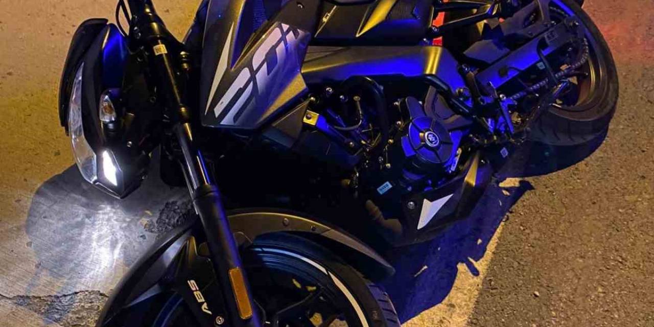 Bağcılar’da Devriye Atan Polislere Denk Gelince Kaçmaya Çalışan Motosikletli Hırsızlar Kamerada